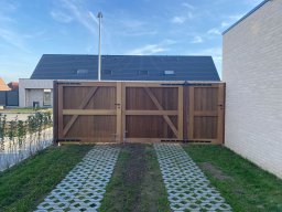 achterzijde poort thermowood ayous triple profiel met alu deklat declerck jelle bv